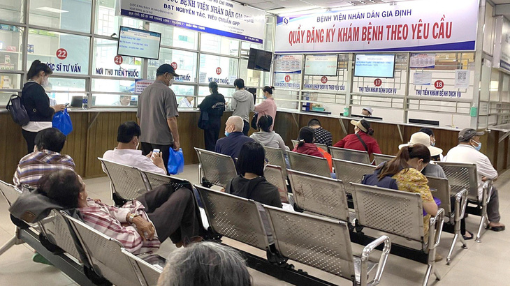 Bệnh nhân chờ thăm khám, nhận thuốc tại Bệnh viện Nhân dân Gia Định (TP.HCM) - Ảnh: XUÂN MAI