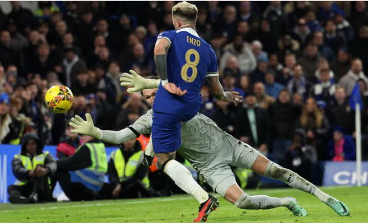 Enzo Fernández ghi bàn ấn định chiến thắng 4-0 cho Chelsea trước Preston North End - Ảnh: REUTERS