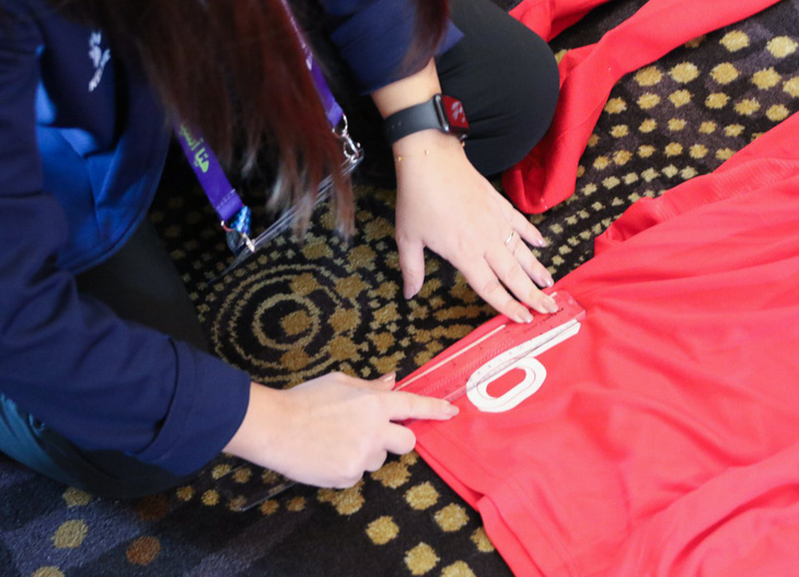 Song song với họp luật thi đấu, AFC kiểm tra từng centimet kích cỡ số áo, logo in trên áo đấu đội tuyển Việt Nam - Ảnh: VFF