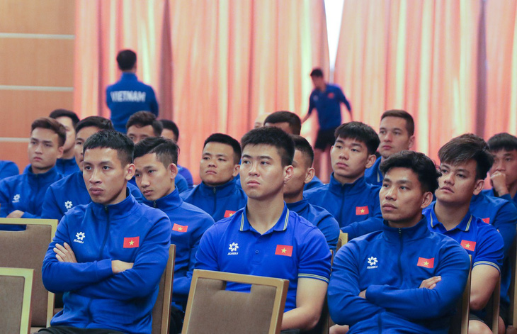 Các thành viên đội tuyển Việt Nam chăm chú lắng nghe về công nghệ bắt việt vị bán tự động (SAOT) - Ảnh: VFF