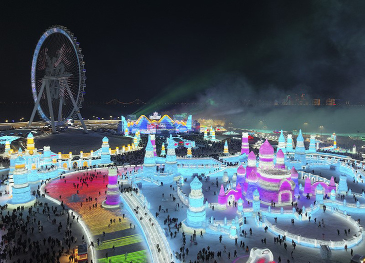 Lễ hội băng tuyết quốc tế Cáp Nhĩ Tân lần thứ 40 vừa khai mạc ngày 5.1.2024 tại thành phố Cáp Nhĩ Tân, tỉnh Hắc Long Giang, Trung Quốc, thu hút hàng triệu lượt du khách trong và ngoài nước đổ về - Ảnh: XINHUA
