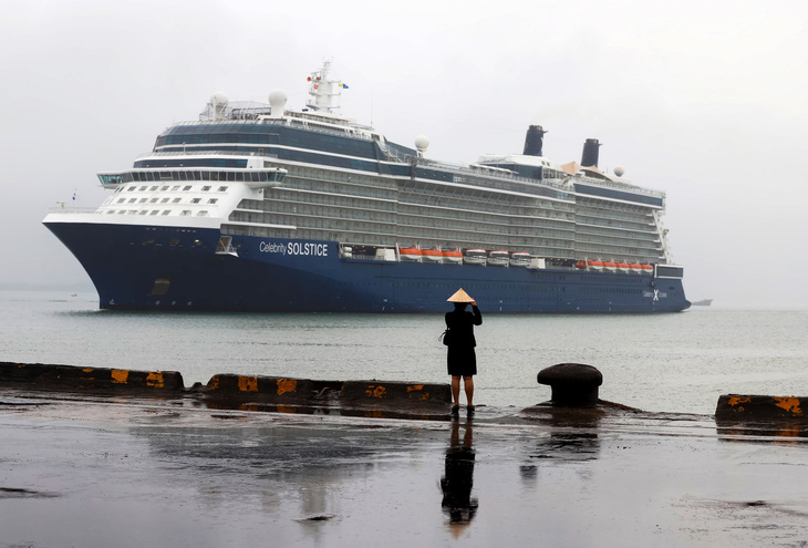 Tàu du lịch Celebrity Solstice chở hơn 2.700 hành khách đến từ các nước Anh, Pháp, Mỹ đã trở thành con tàu du lịch đầu tiên đến Huế bằng đường thủy trong năm 2024 - Ảnh: HOÀNG HẢI
