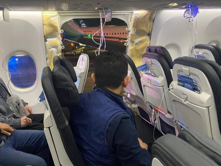 Cửa thoát hiểm bị &quot;thổi bay&quot; trên chiếc Boeing 737 MAX 9 của Hãng hàng không Alaska Airlines ngày 5-1 - Ảnh: REUTERS