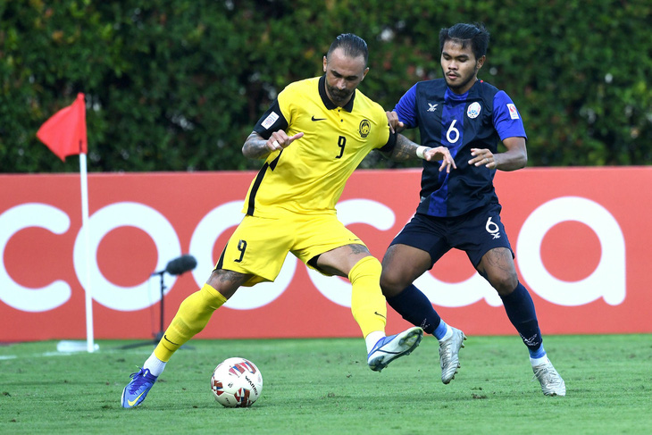 Guiherme De Paula (áo vàng) gây thất vọng mỗi khi thi đấu cho tuyển Malaysia - Ảnh: GETTY