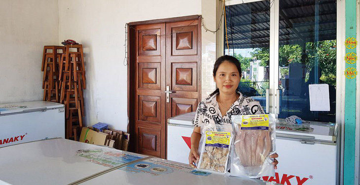 Chị Kim Loan với sản phẩm cá khô không chất bảo quản - Ảnh: BẢO DINH