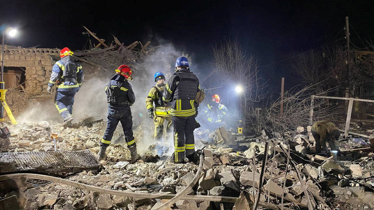 Công tác cứu hộ kéo dài ở Pokrovsk, thuộc Donetsk, Ukraine, sau cuộc tấn công bằng tên lửa của Nga, ngày 6-1-2024 - Ảnh: REUTERS