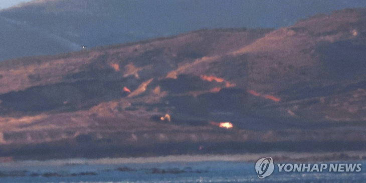 Ngọn lửa nghi từ một vụ thử pháo được trông thấy ở khu vực ven biển tỉnh Hwanghae (Triều Tiên) chiều ngày 7-1 - Ảnh: YONHAP