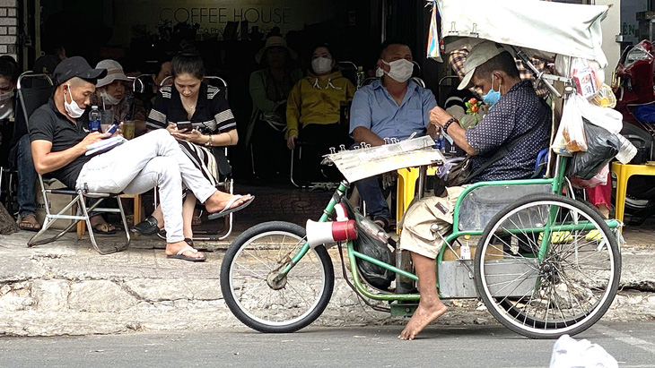 Người bán vé số dạo trên đường Trần Bình Trọng, quận 5, TP.HCM - Ảnh: HẢI QUỲNH