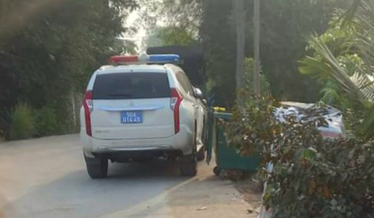 Lực lượng chức năng truy bắt nghi phạm giết người ở huyện Hóc Môn lẩn trốn ở Long An - Ảnh: AN LONG