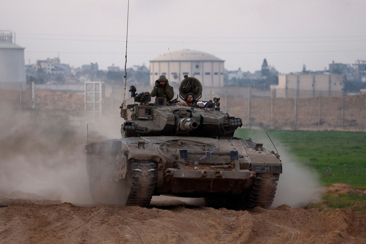 Xe tăng Israel trở về từ Gaza - Ảnh: REUTERS