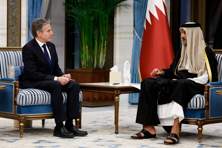 Ngoại trưởng Mỹ Antony Blinken gặp Tiểu vương Qatar Sheikh Tamim Bin Hamad Al Thani. Ông Blinken đang trong chuyến đi Trung Đông kéo dài một tuần nhằm xoa dịu căng thẳng trên khắp khu vực - Ảnh: REUTERS