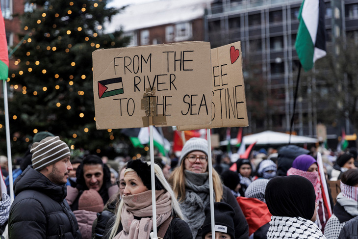 Các nhóm đoàn kết với người Palestine tổ chức cuộc tuần hành tại Copenhagen, Đan Mạch vào ngày 7-1 - Ảnh: REUTERS