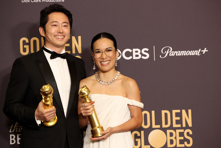 Steven Yeun (trái) và Ali Wong tại lễ trao giải Quả cầu vàng 2024 - Ảnh: Reuters