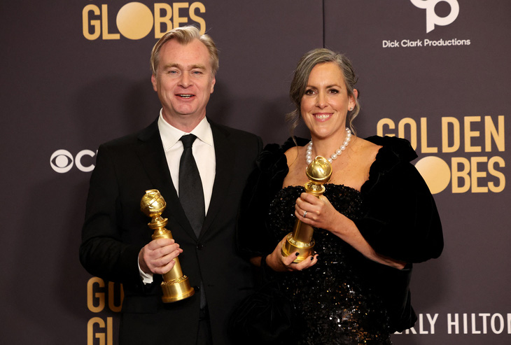 Đạo diễn Christopher Nolan và vợ - nhà sản xuất phim Emma Thomas - chụp ảnh tại lễ trao giải Quả cầu vàng 2024 - Ảnh: Reuters