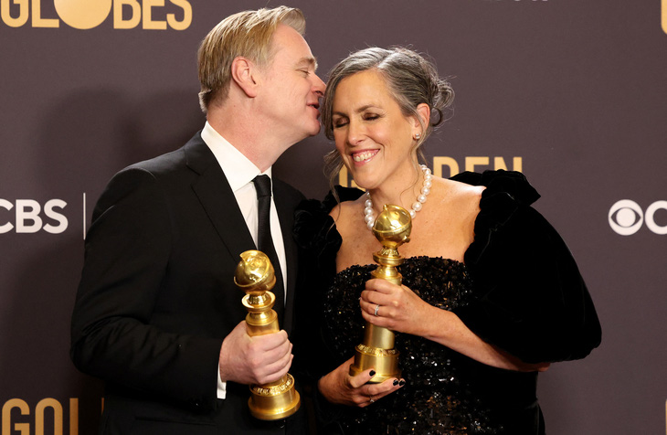 Đạo diễn Christopher Nolan và vợ - nhà sản xuất phim Emma Thomas - chụp ảnh tại lễ trao giải Quả cầu vàng 2024 - Ảnh: Reuters