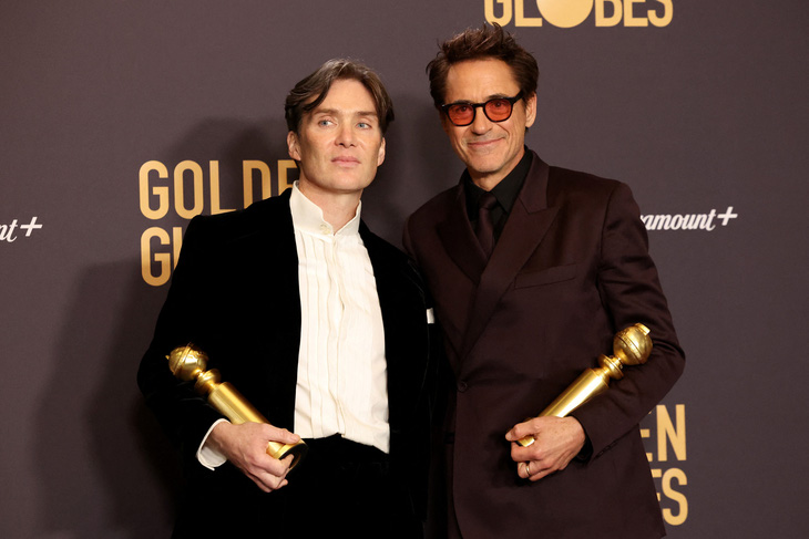 Cillian Murphy (trái) và Robert Downey Jr., hai diễn viên lần lượt đoạt giải Nam chính và phụ điện ảnh xuất sắc nhất - Thể loại chính kịch tại lễ trao giải Quả cầu vàng 2024 - Ảnh: Reuters