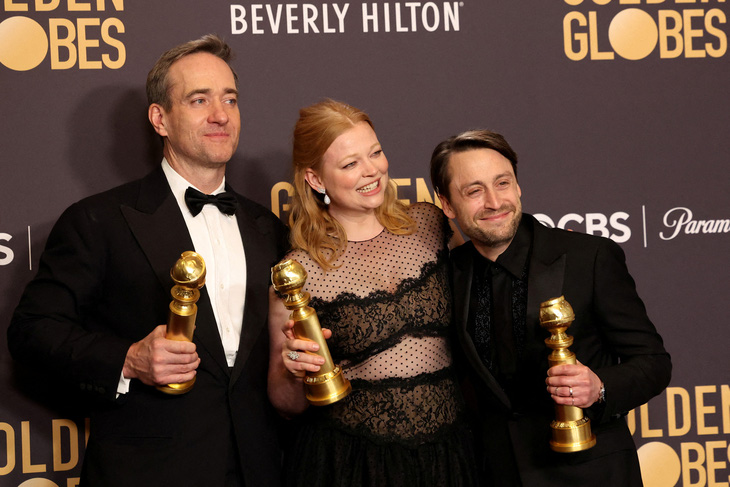 Từ trái sang: Matthew Macfadyen, Sarah Snook, và Kieran Culkin tại lễ trao giải Quả cầu vàng 2024 - Ảnh: Reuters