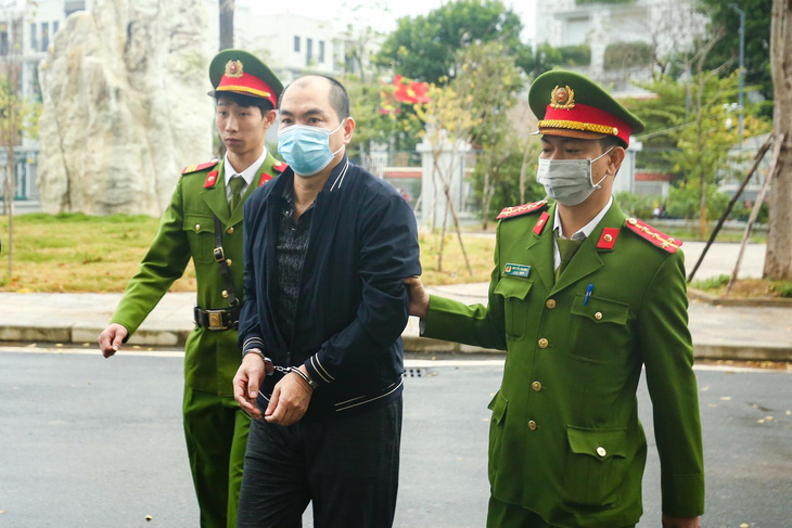 Cựu giám đốc CDC Hải Dương Phạm Duy Tuyến được dẫn giải đến phiên tòa xử vụ Việt Á - Ảnh: NGUYỄN KHÁNH
