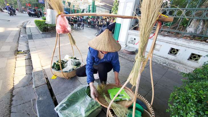 Gánh cốm vòng là nguồn thu nhập chính của gia đình chị Toàn