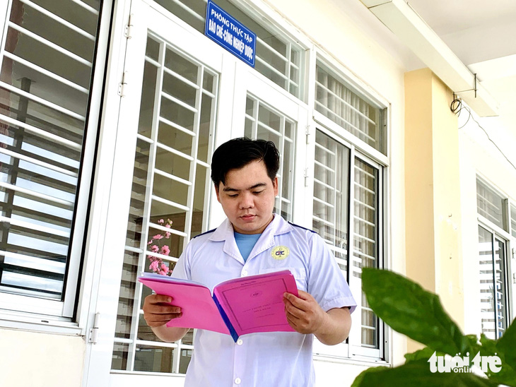 Chàng y sĩ Dư Trọng Phúc đang học năm thứ 2 ngành dược, Trường cao đẳng Y tế Cần Thơ - Ảnh: ĐẶNG TUYẾT