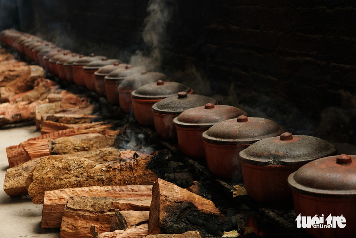 Cá kho làng Vũ Đại nấu trong 12- 14 tiếng đồng hồ - Ảnh: ĐẬU DUNG