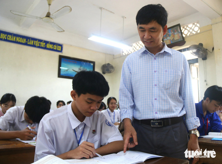 Trường THPT Lê Hồng Phong sẽ thành lập ban tiếp sức, gồm các thầy cô bộ môn của trường để đồng hành, bổ trợ kiến thức cho Kiên, giúp em đạt kết quả tốt nhất trong vòng chung kết Olympia sắp tới - Ảnh: NGUYỄN HOÀNG
