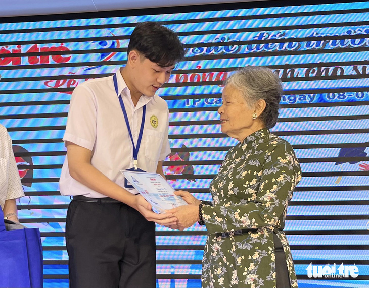 Bà Nguyễn Thị Minh Phượng, đại diện Hội Tương trợ và hợp tác Đức - Việt, trao học bổng cho các sinh viên ngành y khó khăn học giỏi - Ảnh: LAN NGỌC