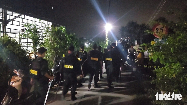 Lực lượng cảnh sát cơ động trên đường liên ấp gần khu vực cầu Rạch Nổ (xã Lương Hòa, huyện Bến Lức, tỉnh Long An) vào tối 8-1 - Ảnh: NGỌC KHẢI