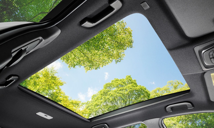 Cửa sổ trời toàn cảnh giúp mang lại cảm giác rộng rãi hơn trong cabin - Ảnh: Toyota