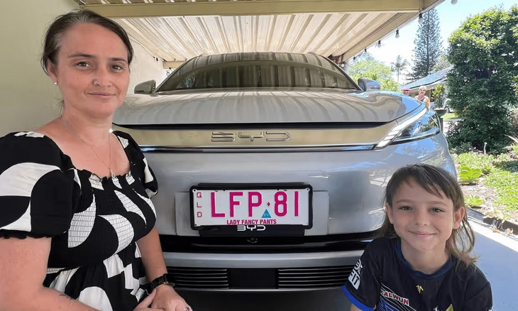 Bà Kristy Holmes (trái) đã sử dụng ô tô điện để cung cấp năng lượng cho máy chạy thận của con trai Levi (phải), khi nhà họ bị mất điện do bão ở Queensland - Ảnh: The Guardian
