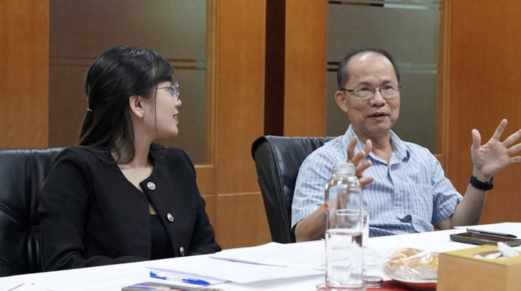 Nhà báo Lê Xuân Trung (bên phải) – Phó tổng biên tập báo Tuổi Trẻ, Trưởng ban giám khảo - Ảnh: TRƯƠNG KIÊN