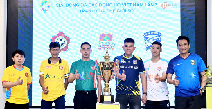 Đại diện của 6 dòng họ tham dự Giải bóng đá các dòng họ Việt Nam lần 3 năm 2024 - Ảnh: M.H