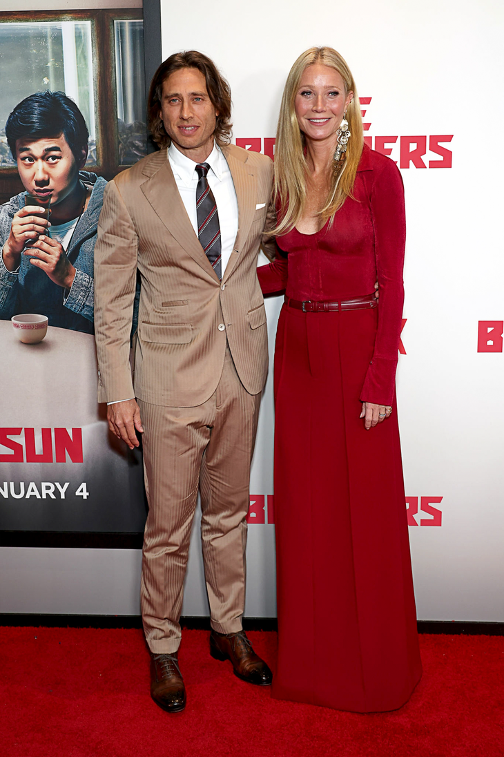 Gwyneth Paltrow sánh đôi với ông xã - nhà sản xuất phim Brad Falchuk. Cả hai hẹn hò từ năm 2014 và kết hôn tháng 9-2018.