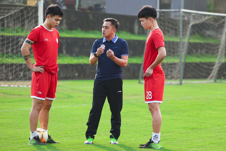 HLV Nguyễn Đức Thắng có buổi đầu tiên ra sân chỉ đạo buổi tập của CLB Thể Công - Viettel - Ảnh: TCVFC