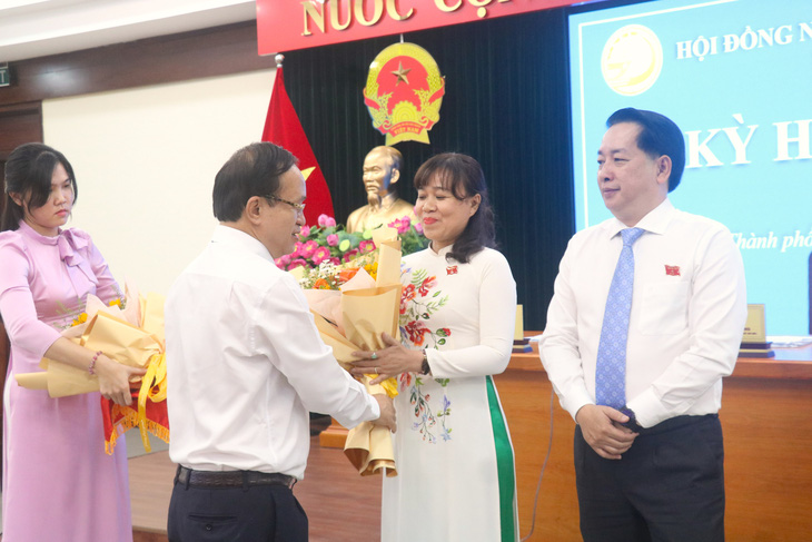 Chủ tịch HĐND TP Thủ Đức Nguyễn Phước Hưng trao hoa chúc mừng 2 tân phó chủ tịch HĐND TP Thủ Đức nhiệm kỳ 2021-2026 - Ảnh: CẨM NƯƠNG