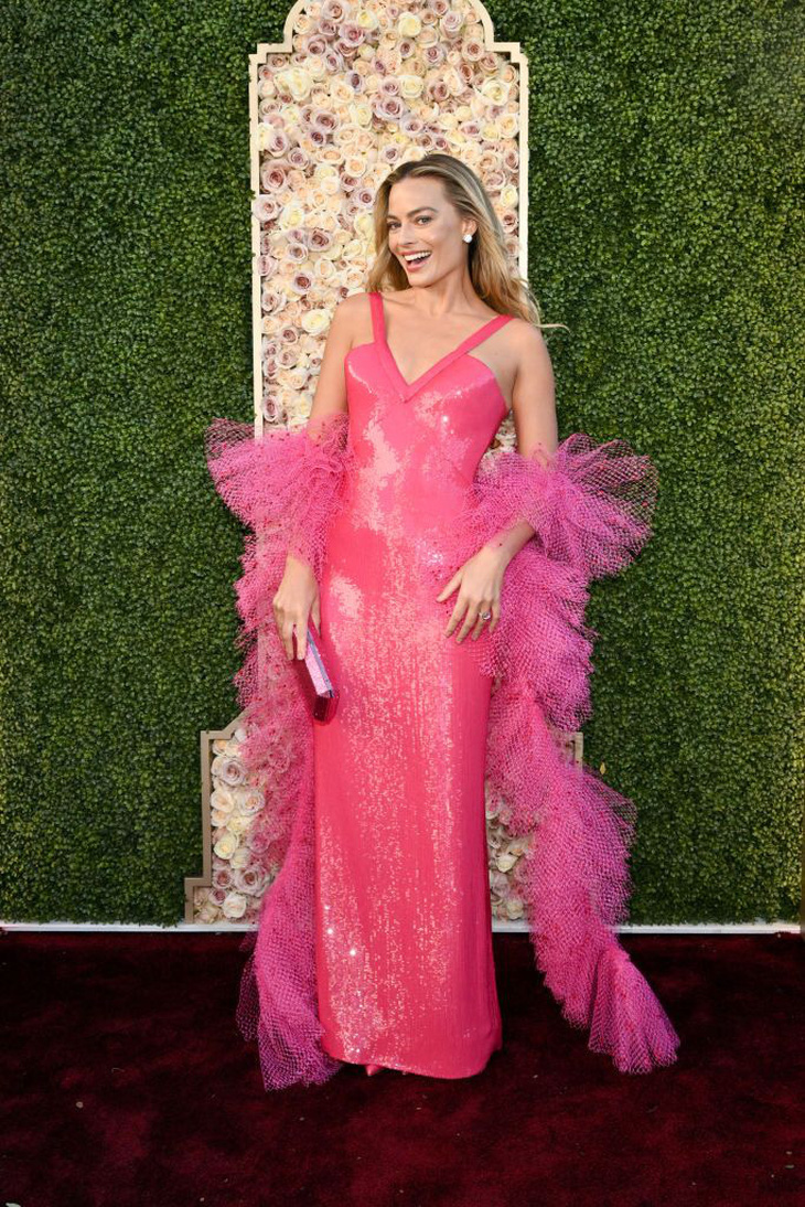 'Bom sex' Margot Robbie nổi bật trong bộ đầm hồng lấp lánh