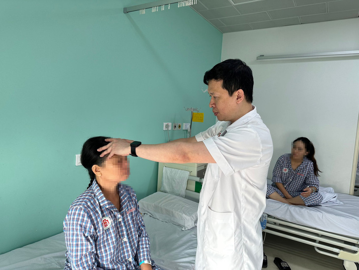 Thăm khám cho bệnh nhân nhiễm nấm xoang sau phẫu thuật tại Bệnh viện Trung ương Quân đội 108