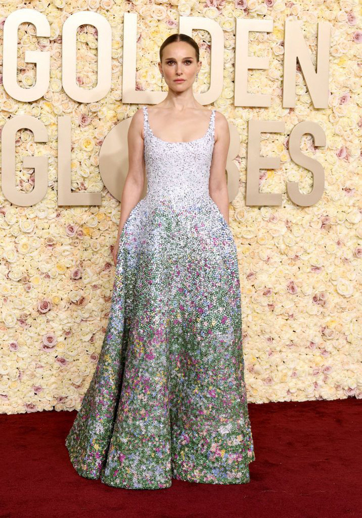 Natalie Portman thanh lịch với mẫu đầm lấy cảm hứng hoa cỏ đầy sáng tạo