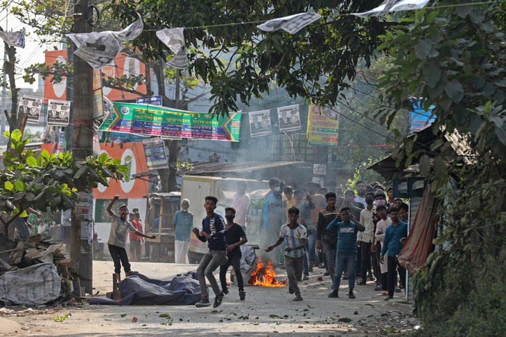 Hàng loạt người phản đối đảng cầm quyền xuống đường bạo động trong ngày bầu cử quốc gia Bangladesh - Ảnh: AFP