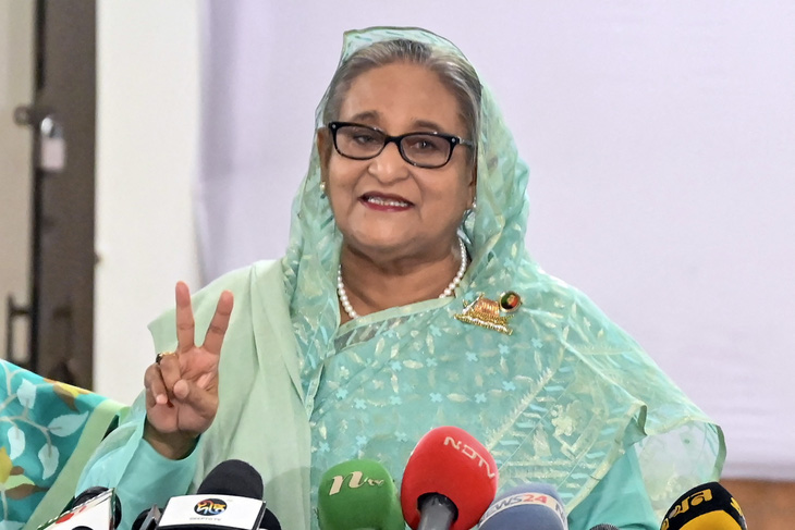 Thủ tướng Bangladesh Sheikh Hasina trả lời phỏng vấn sau khi bỏ phiếu trong cuộc bầu cử quốc gia hôm 7-1 - Ảnh: AFP