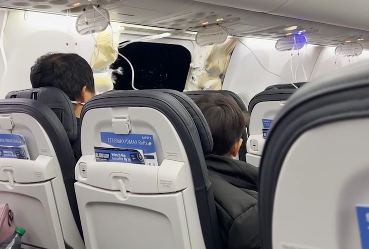 Ảnh chụp màn hình video TikTok được một hành khách trên máy bay Boeing 737 MAX bị bung cửa quay khi máy bay đang hạ cánh khẩn cấp