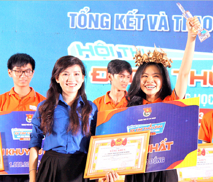 Phó chủ tịch Hội Sinh viên Việt Nam Hồ Hồng Nguyên (trái) trao giải nhất cho Thủ lĩnh học sinh TP.HCM Phan Nguyễn Cát Tường - Ảnh: C.TRIỆU