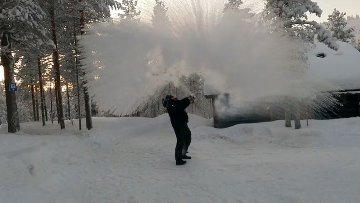 Người đàn ông Phần Lan tạt nước sôi lên không trung và ngay tức khắc nước thành băng tuyết - Ảnh: REUTERS