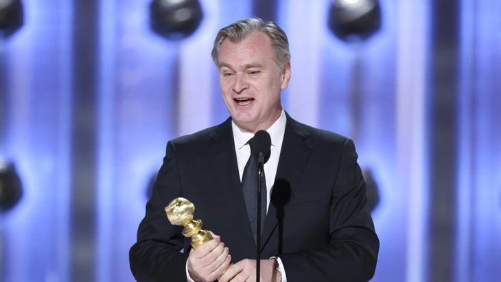 Cuối cùng sau 6 lần được đề cử, Christopher Nolan cũng có Quả cầu vàng của mình. Trong bài phát biểu của mình, ông dành sự tri ân cho nam diễn viên quá cố Heath Ledger. Cuối cùng sau 6 lần được đề cử, Christopher Nolan cũng có Quả cầu vàng của mình. Trong bài phát biểu của mình, ông dành sự tri ân cho nam diễn viên quá cố Heath Ledger.