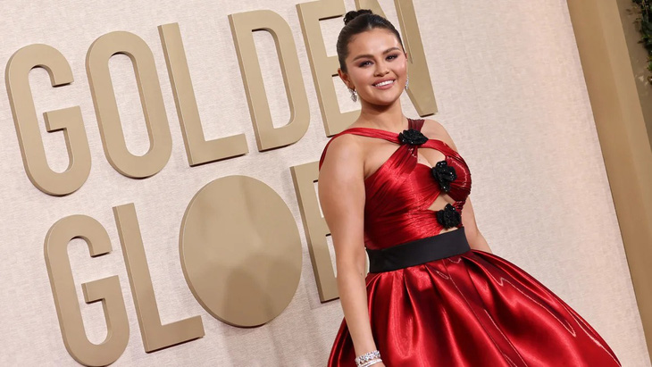 Selena Gomez tại thảm đỏ Quả cầu vàng. Cô được đề cử Nữ diễn viên chính xuất sắc trong series phim truyền hình - nhạc kịch hoặc hài kịch, với phim Only Murders in the Building - Ảnh: Getty