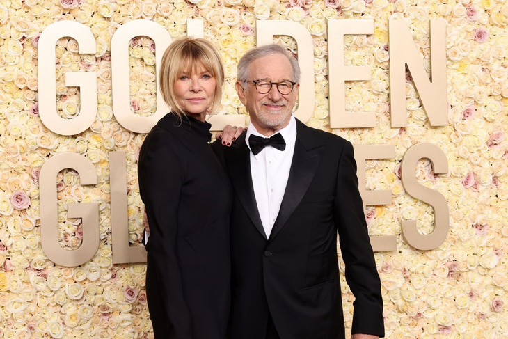 Đạo diễn, nhà sản xuất kỳ cựu Steven Spielberg và người bạn đời, nữ diễn viên Kate Capshaw, trên thảm đỏ Quả cầu vàng. Steven Spielberg từng nhiều lần được đề cử và giành giải - Ảnh: Getty