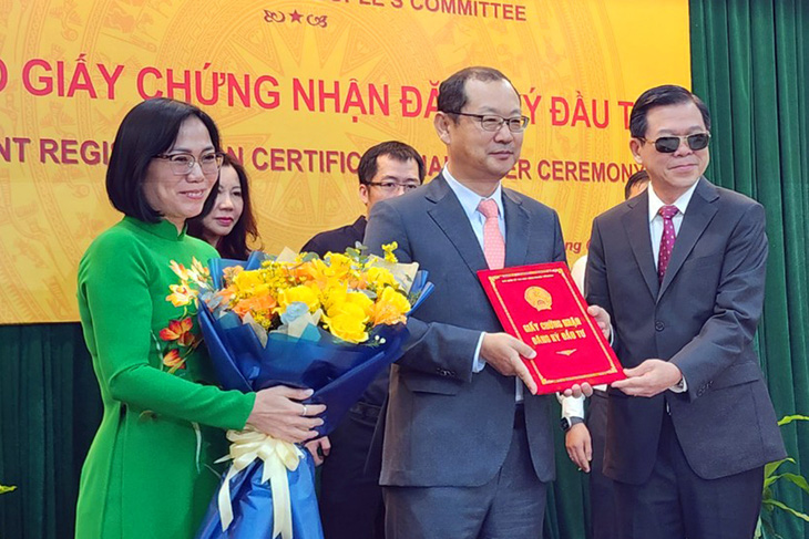 Lãnh đạo Tỉnh ủy, UBND tỉnh Đồng Nai trao giấy chứng nhận đầu tư cho dự án FDI mới - Ảnh: H.M.