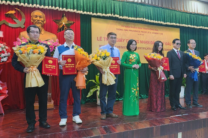 Lãnh đạo Tỉnh ủy, UBND tỉnh Đồng Nai chúc mừng đại diện các doanh nghiệp - Ảnh: H.M.