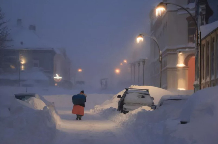 Mọi người cố gắng vượt qua cơn bão tuyết ở Kristiansand, Na Uy, ngày 3-1-2024 - Ảnh: NTB