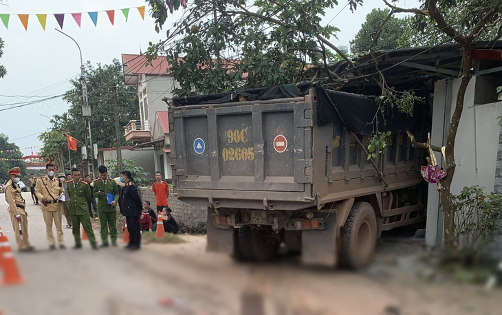 Hiện trường vụ xe tải lao vào quán cắt tóc - Ảnh: Công an cung cấp